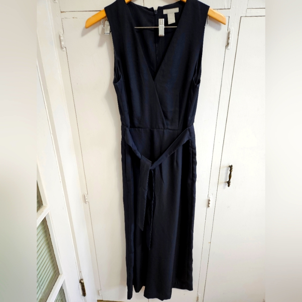 H & M black v neck sleeveless jumper Size 8